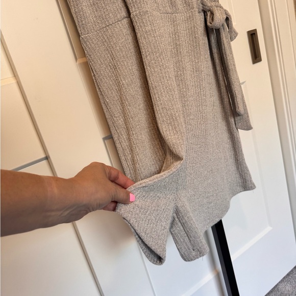 NWT Gray Sleeveless V-Neck Romper - Picture 2 of 7